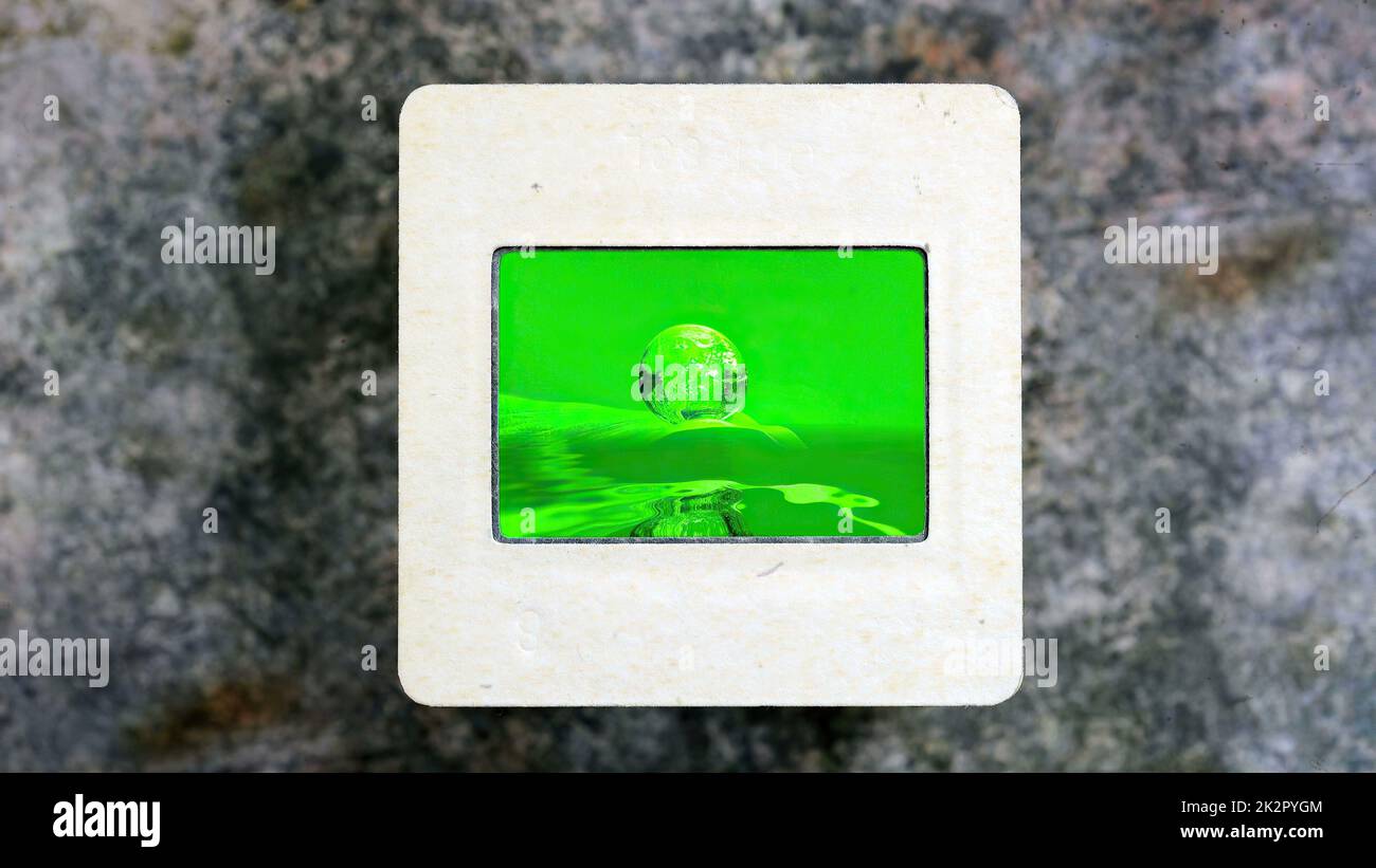Gouttelettes réfléchissantes à la surface de l'eau sur un film de diapositives vintage Banque D'Images