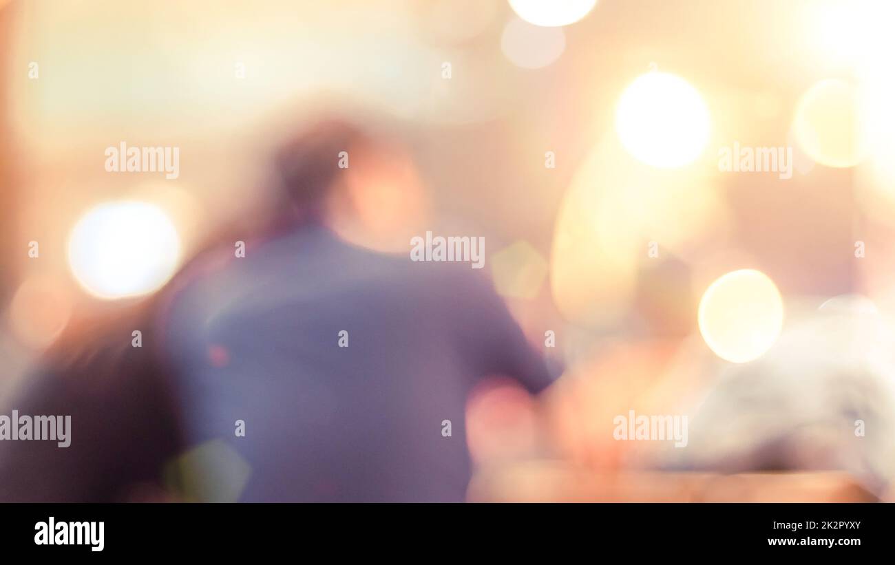 Flou artistique en arrière-plan d'un groupe de personnes en club ou au café Banque D'Images