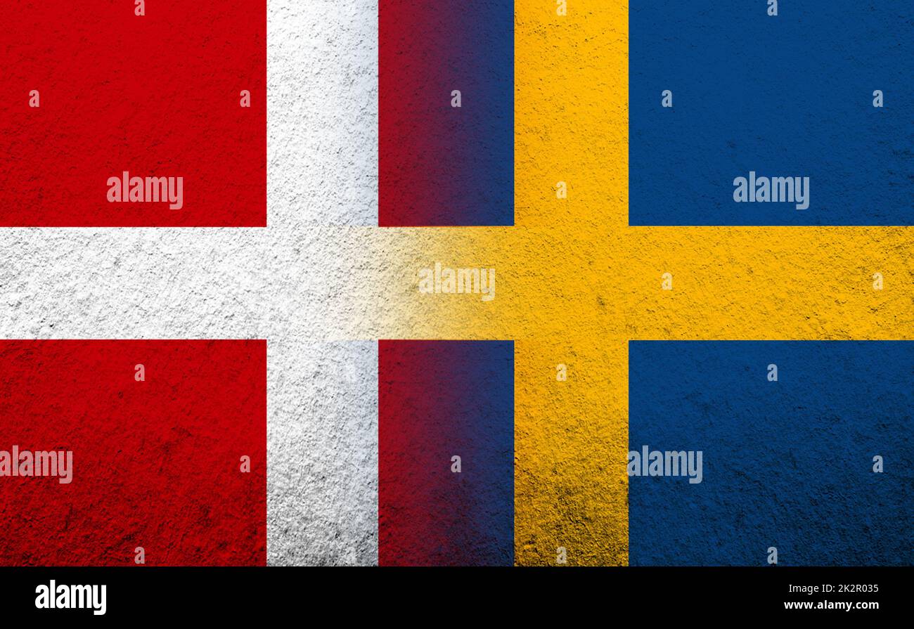 Le Royaume de Danemark drapeau national avec le drapeau national du Royaume de Suède. Grunge l'arrière-plan Banque D'Images