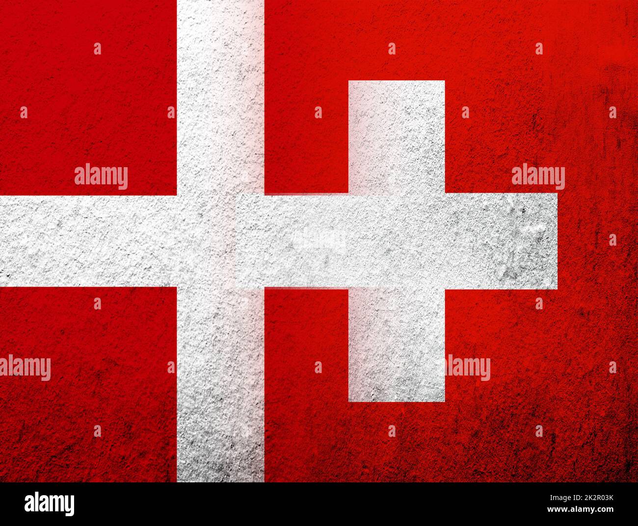 Le Royaume du Danemark drapeau national avec drapeau national de la Suisse. Grunge l'arrière-plan Banque D'Images