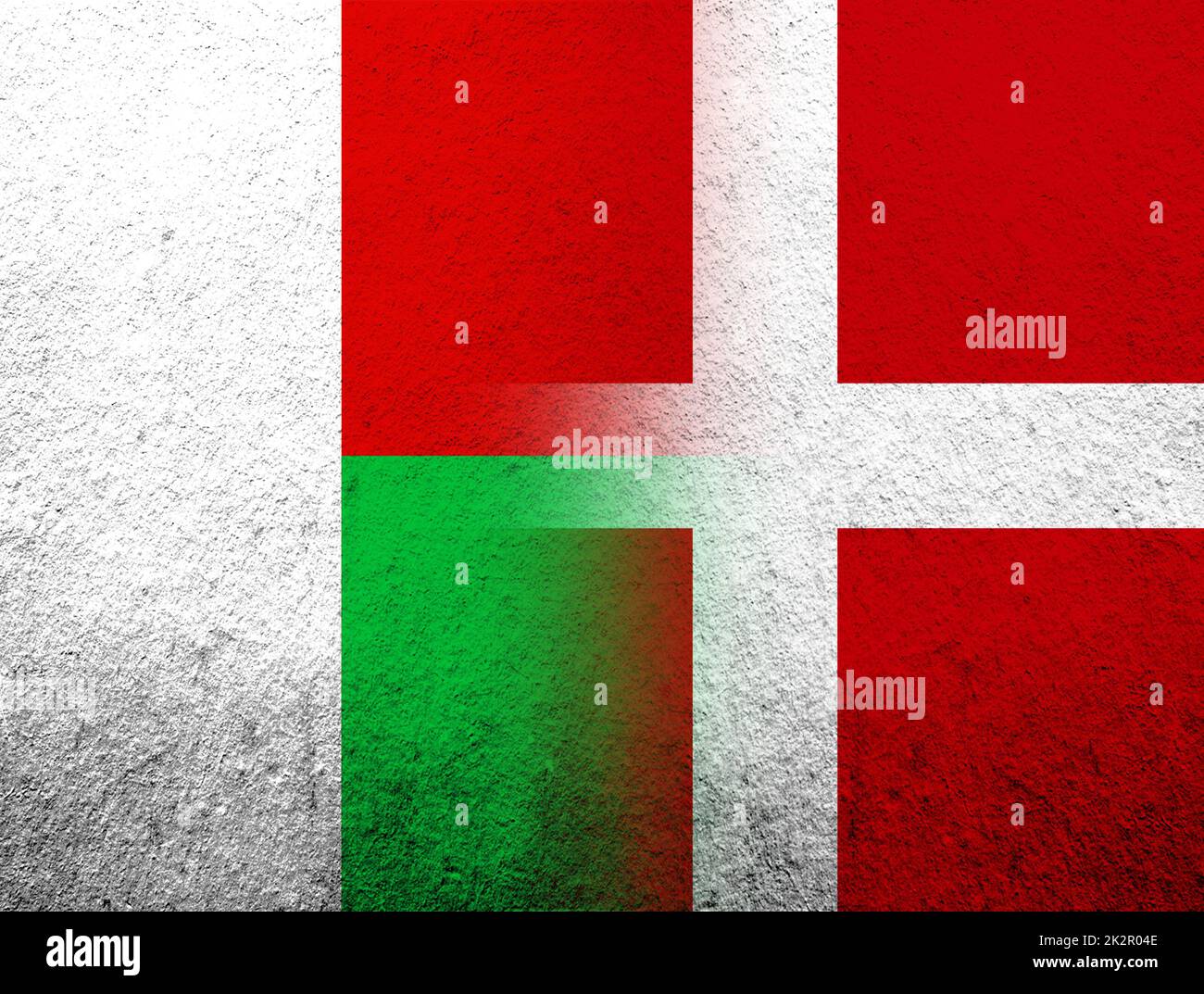 Le Royaume de Danemark drapeau national avec la République de Madagascar drapeau national. Grunge l'arrière-plan Banque D'Images