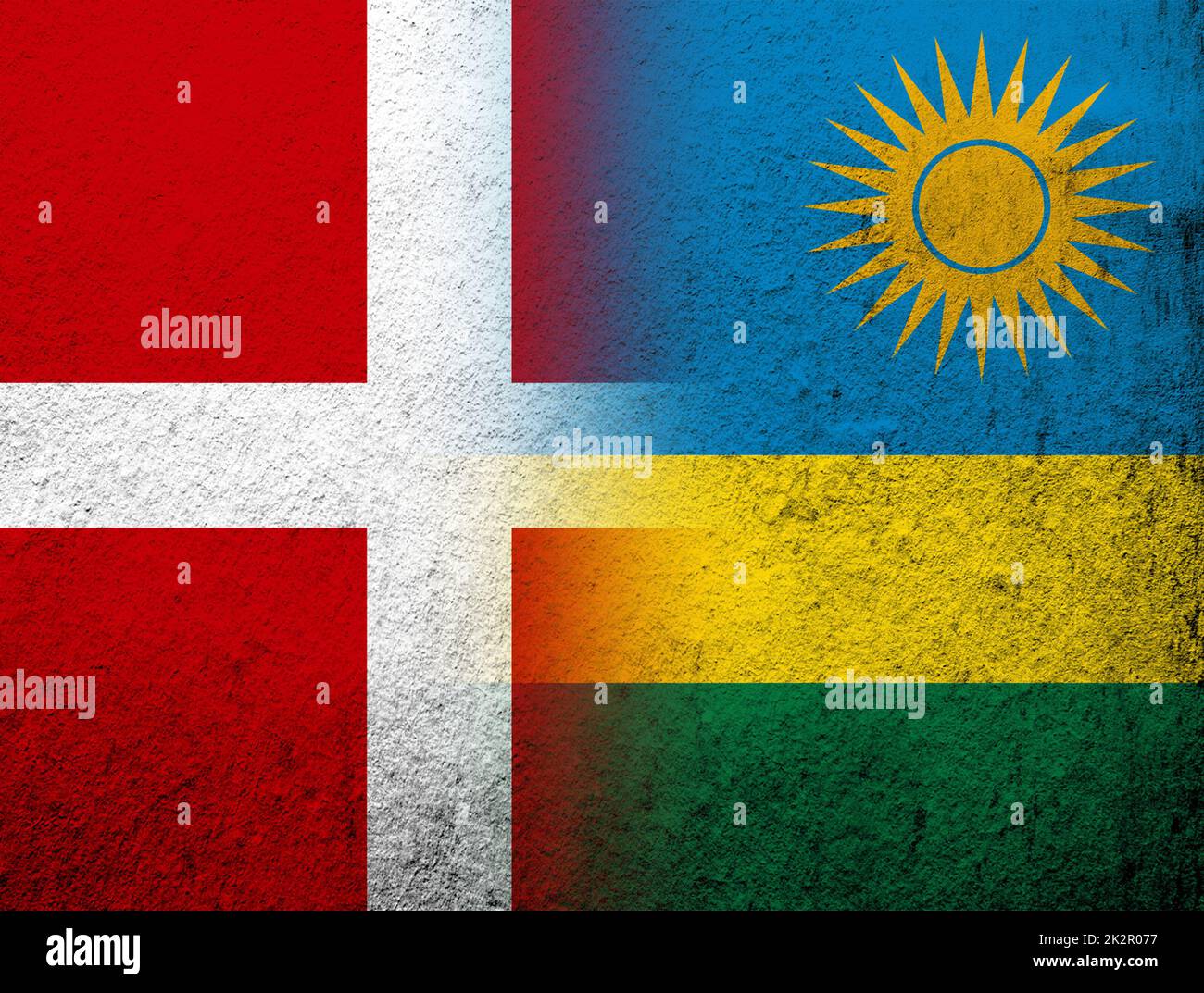 Le Royaume du Danemark drapeau national avec la République du Rwanda drapeau national. Grunge l'arrière-plan Banque D'Images