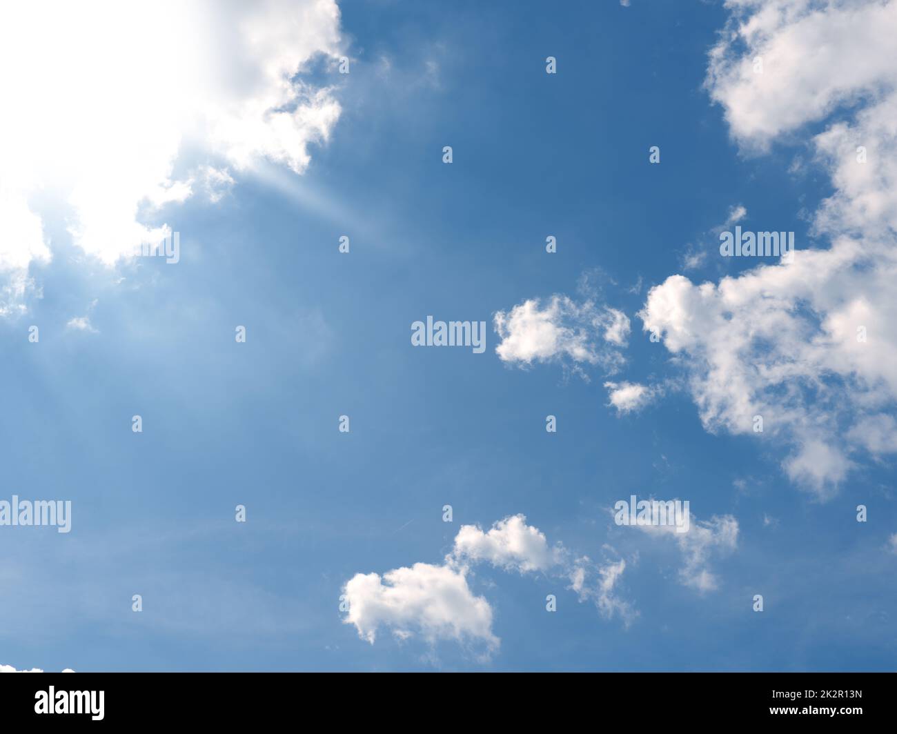 Soleil chaud et lumineux dans le ciel de l'été Banque D'Images