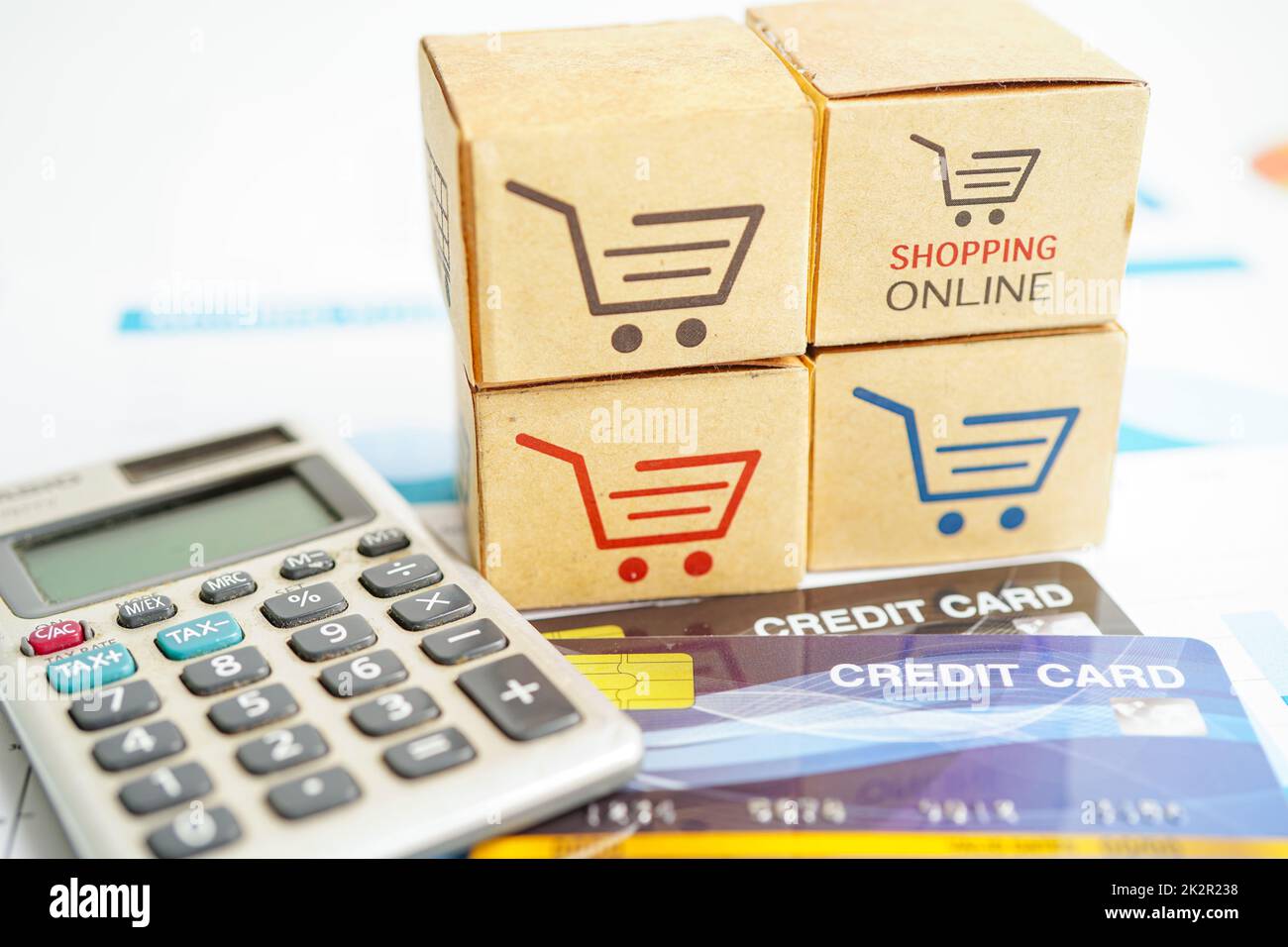 Achat en ligne, panier avec carte de crédit, importation exportation, commerce financier. Banque D'Images