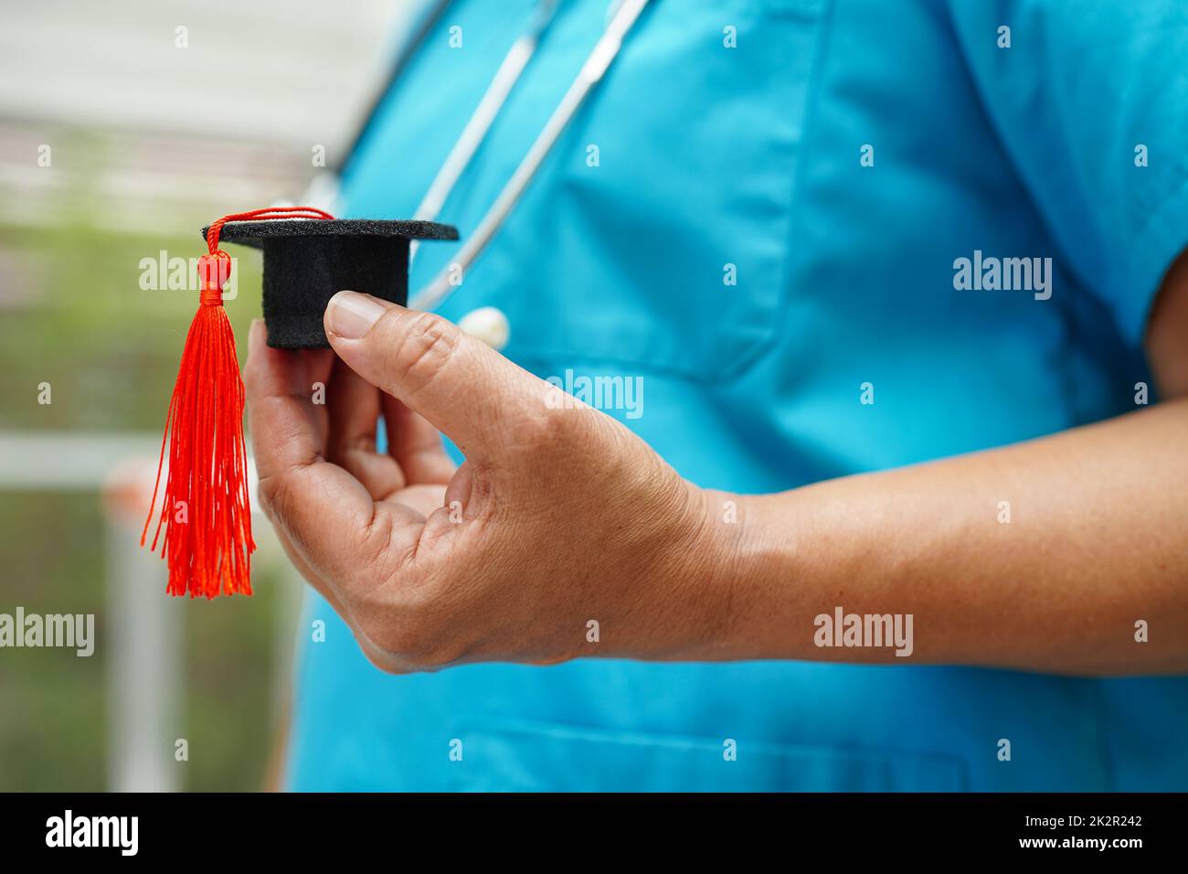 Femme asiatique médecin titulaire d'un chapeau de diplôme à l'hôpital, concept d'éducation médicale. Banque D'Images