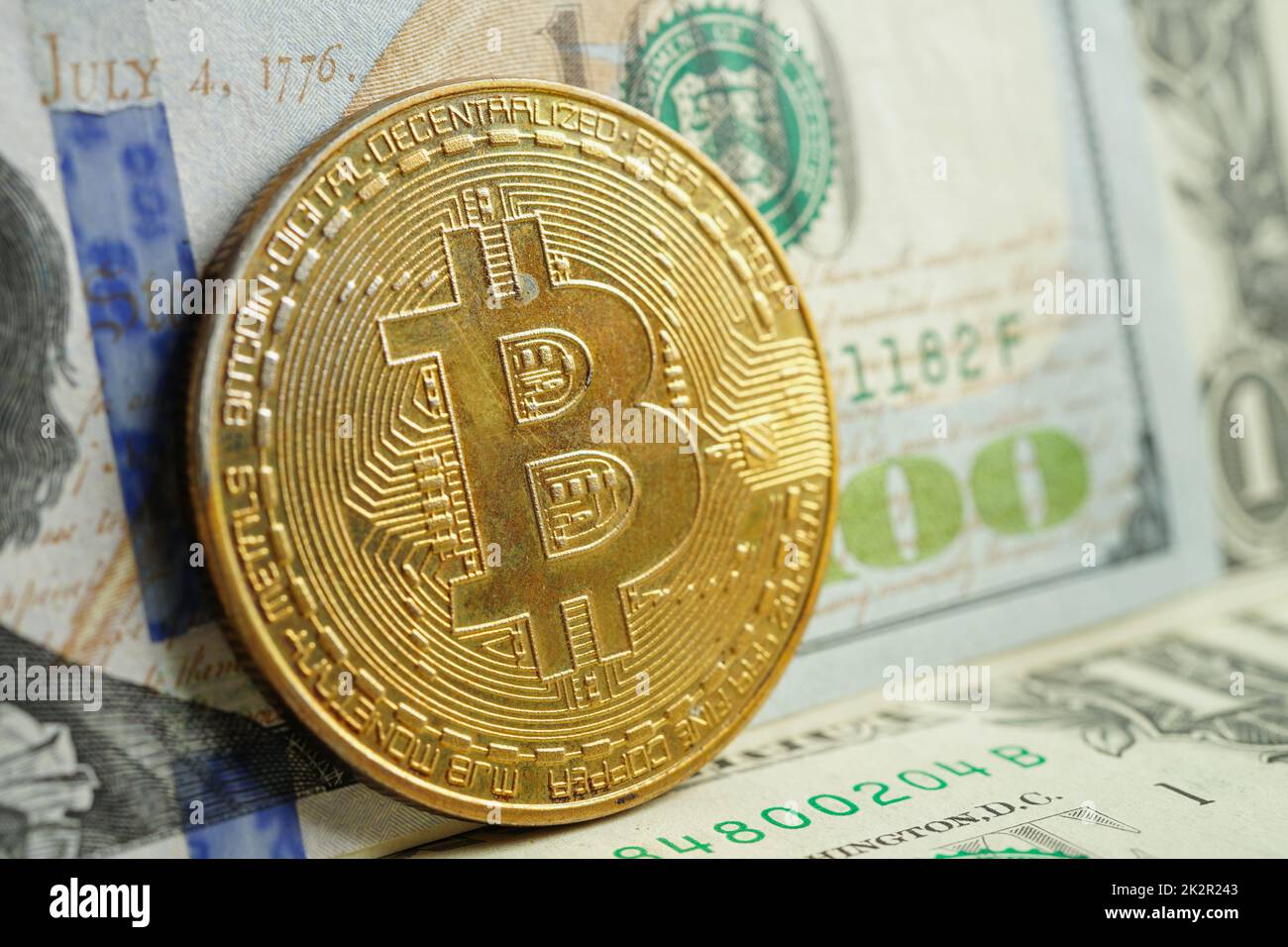 Bitcoin d'or sur les billets en dollars américains argent pour les affaires et le commerce, monnaie numérique, crypto-monnaie virtuelle, technologie blockchain. Banque D'Images
