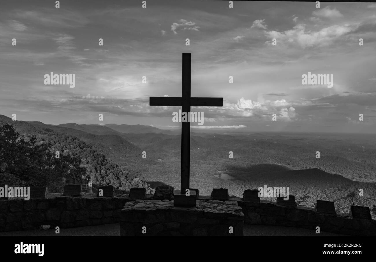 La vue en niveaux de gris de la croix de la chapelle Fred W. Symmes aka avant le paysage pittoresque Banque D'Images