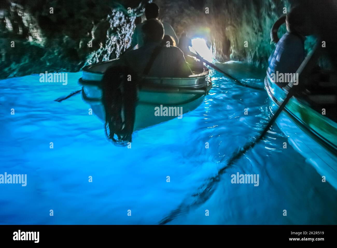 Canoës à l'intérieur d'une grotte turquoise, grotte bleue de Capri, Italie Banque D'Images