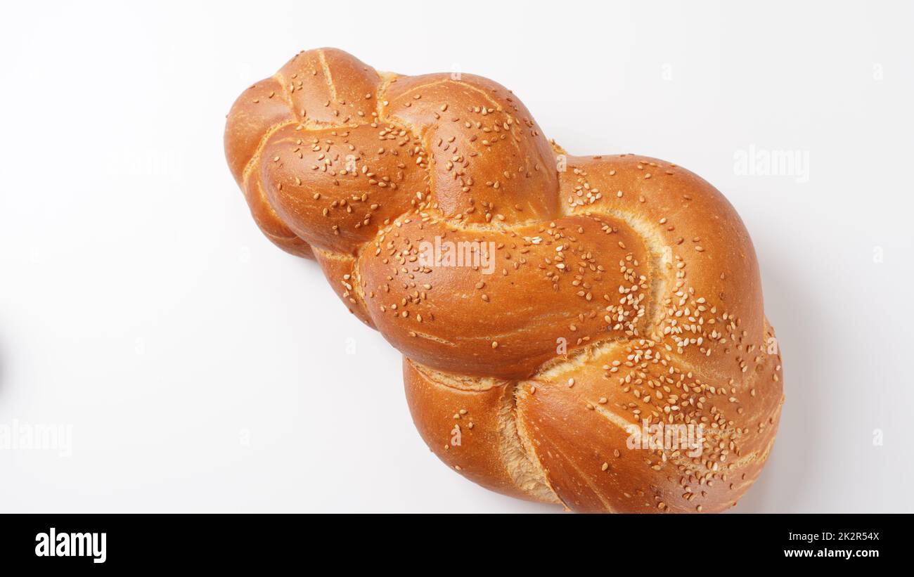 Pain de challah découvert pour Shabbat sur fond blanc. Banque D'Images