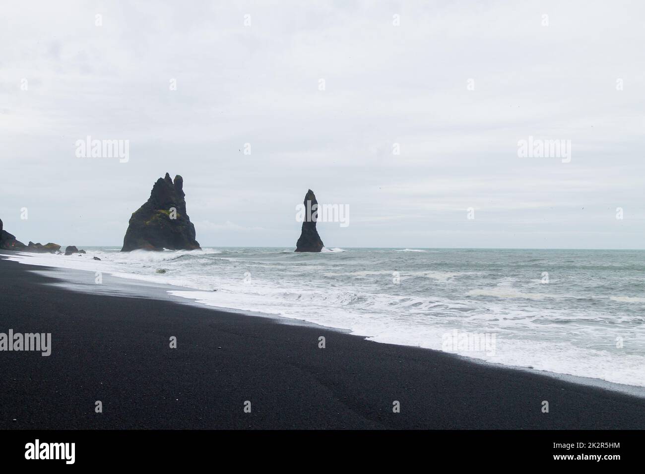 Vue sur la plage de lave de Reynisfjara, paysage du sud de l'Islande Banque D'Images