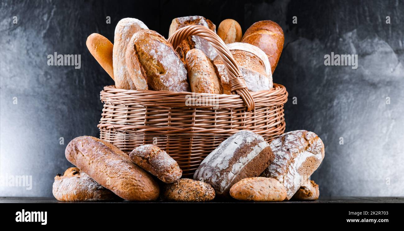 Panier en osier avec assortiment de produits de boulangerie Banque D'Images