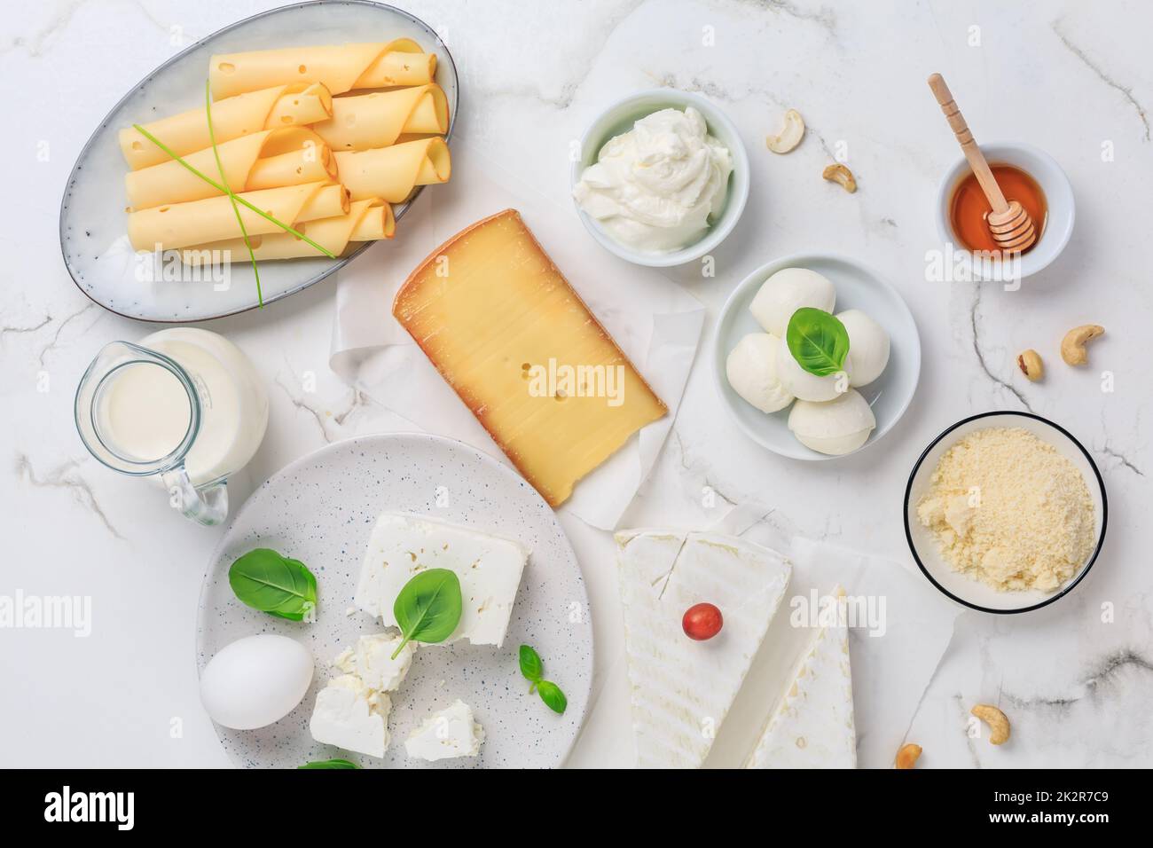 Assortiment de produits laitiers frais, lait, fromage cottage, œufs, yaourt Banque D'Images