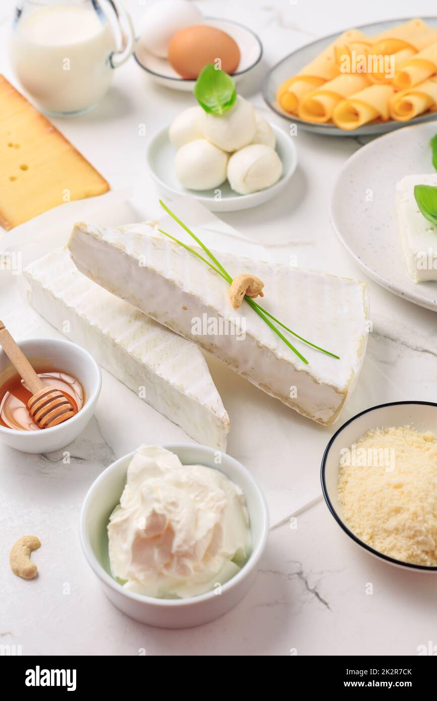 Assortiment de produits laitiers frais, lait, fromage cottage, œufs, yaourt Banque D'Images
