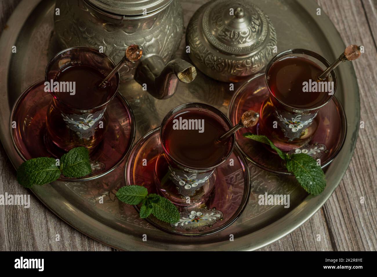 Plateau avec verres et verseuse de thé mauresque authentique Banque D'Images