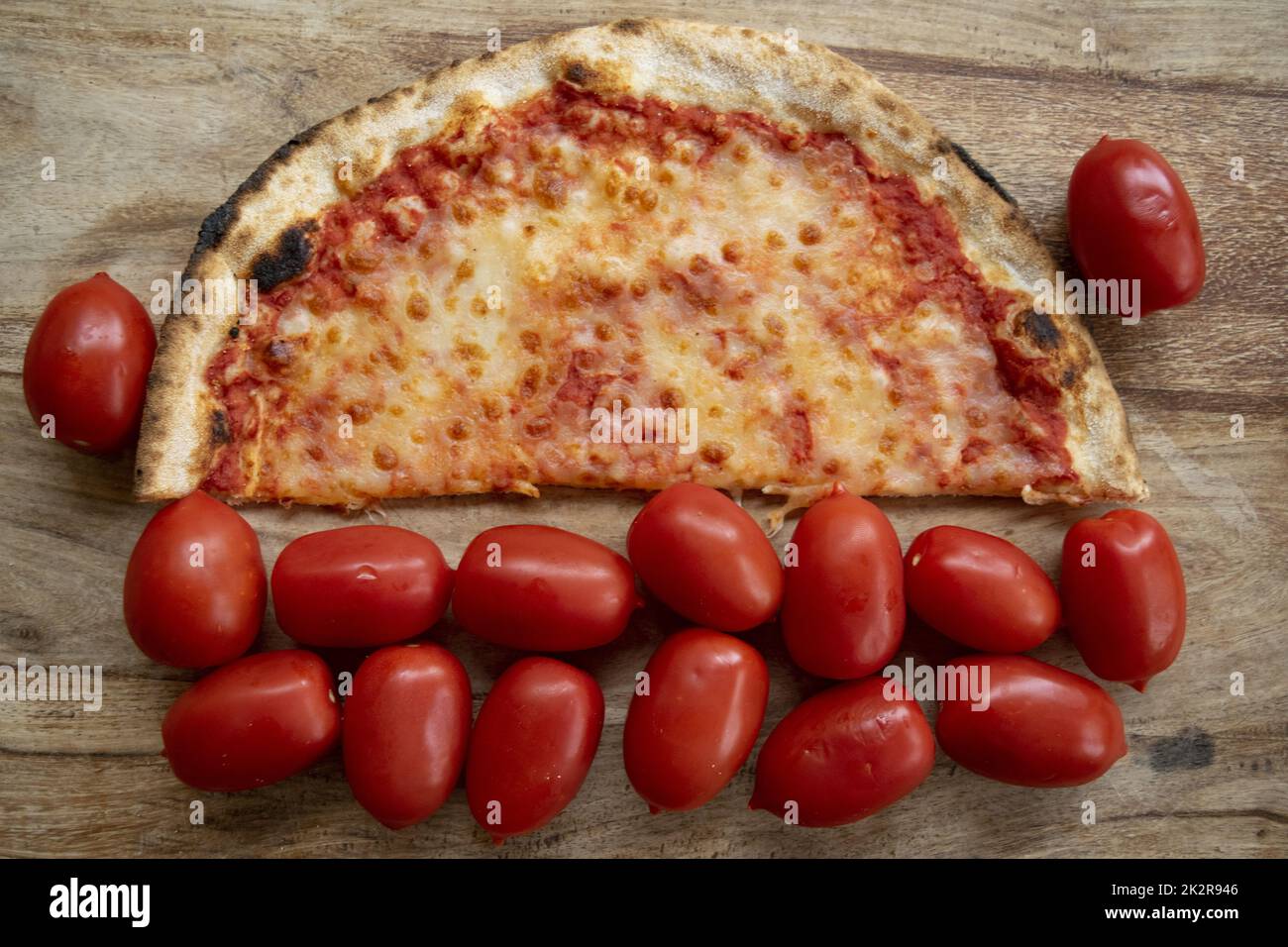 pizza margherita la pizza italienne avec mozzarella et tomates Banque D'Images
