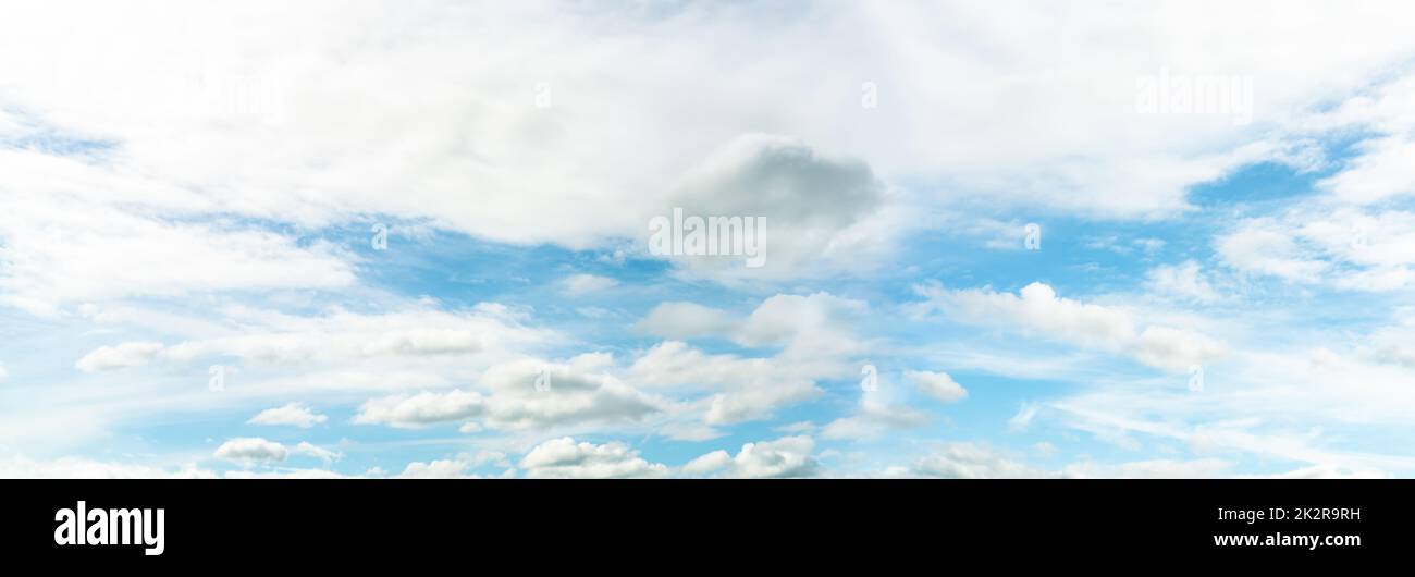 Vue panoramique du ciel bleu et des nuages blancs arrière-plan abstrait. Arrière-plan Cloudscape. Ciel bleu et nuages blancs moelleux le jour ensoleillé. Météo nature. Magnifique ciel bleu pour un arrière-plan de bonne journée. Banque D'Images