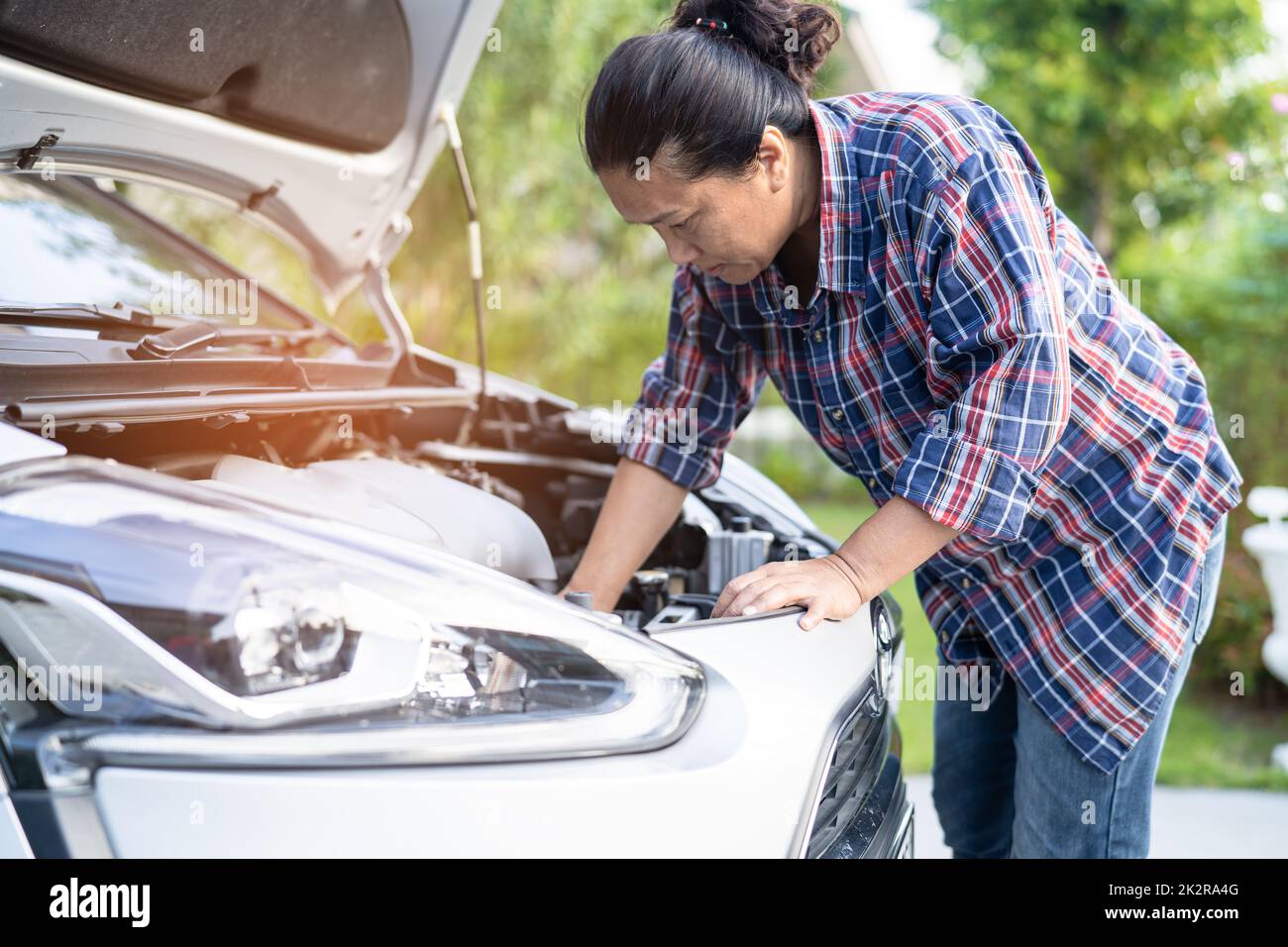 Ouvrir le capot moteur mécanicien système pour vérifier et réparer les dommages accident de voiture. Banque D'Images