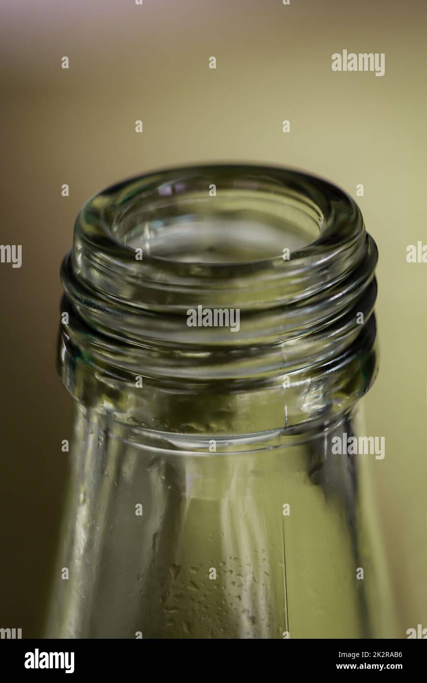 Un gros plan d'un col d'une bouteille en verre pour boissons. Banque D'Images