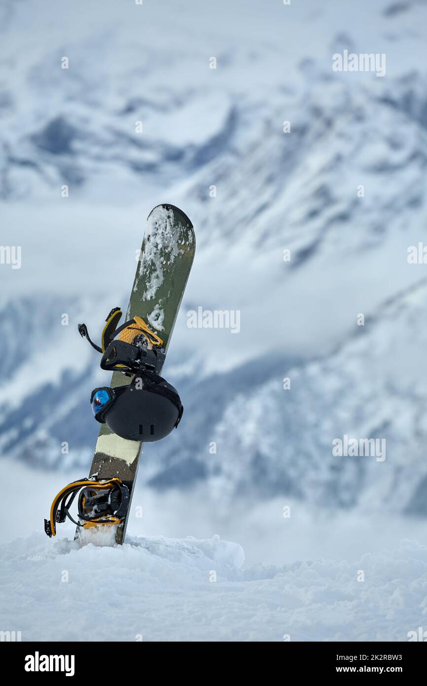 Snowboard dans les Alpes enneigées Banque D'Images