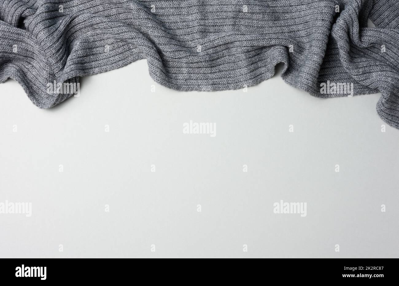 tissu tricoté gris sur fond gris, vue du dessus Banque D'Images