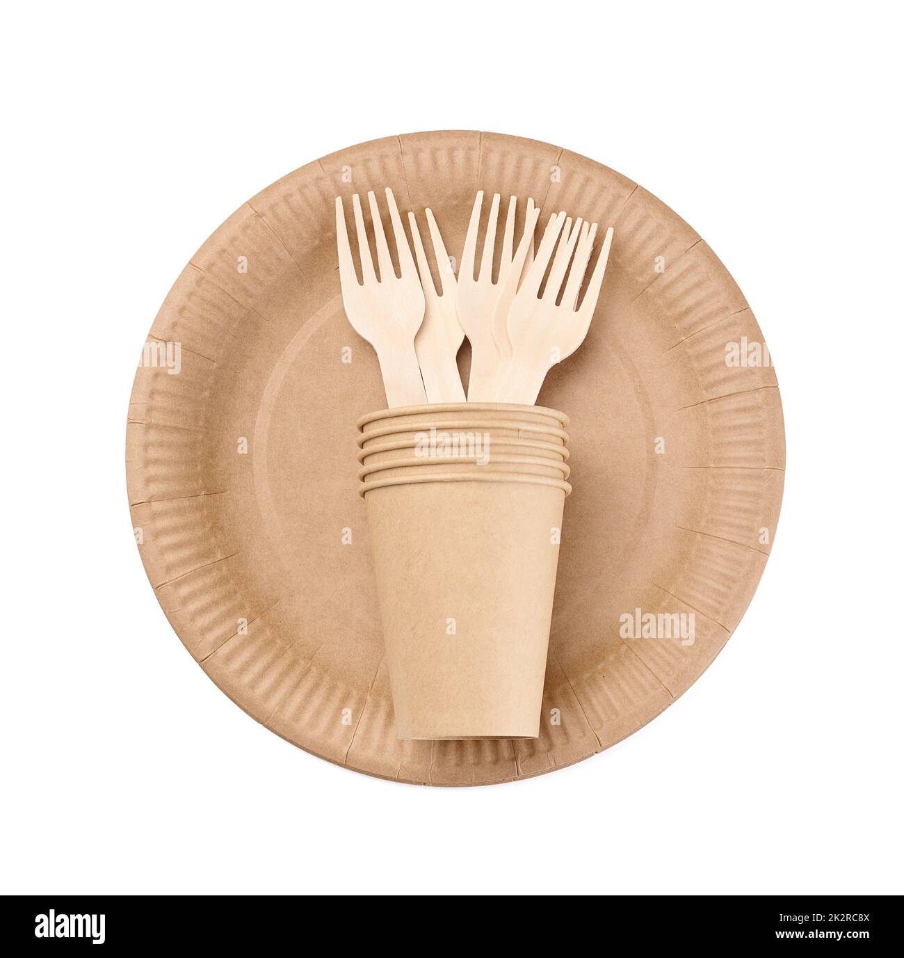 Tasses en papier marron, fourchette en bois et assiettes sur fond blanc. Déchets recyclables, rejet de plastique, vue de dessus Banque D'Images