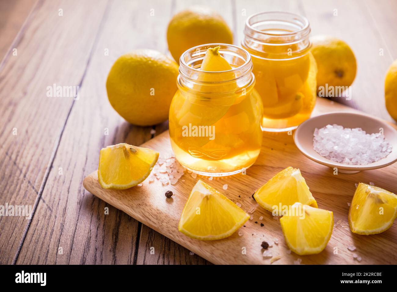 Citrons en conserve salés et conservés, cornichon au citron. Cuisine marocaine Banque D'Images