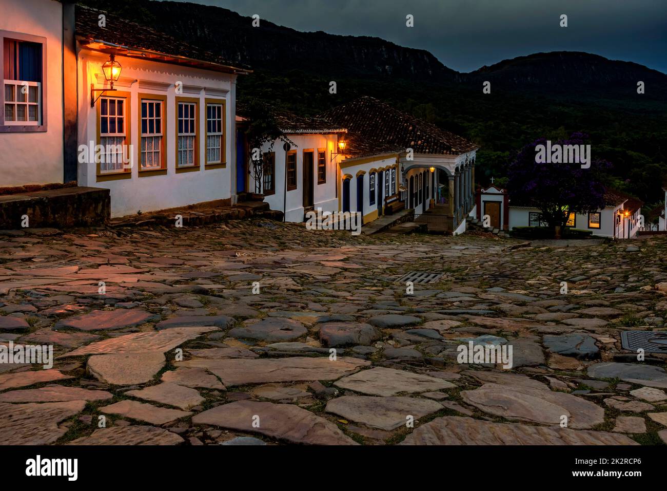 Rues et maisons de la ville historique de Tiradentes illuminées au crépuscule Banque D'Images