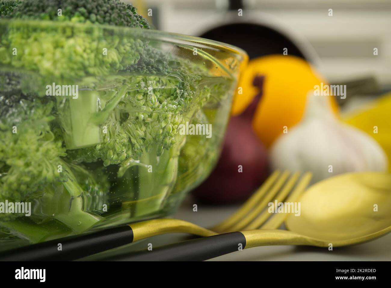 Brocoli frais trempé dans un bol d'eau clair Banque D'Images