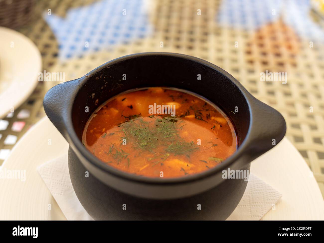 Soupe de poisson avec légumes dans un bol en céramique Banque D'Images