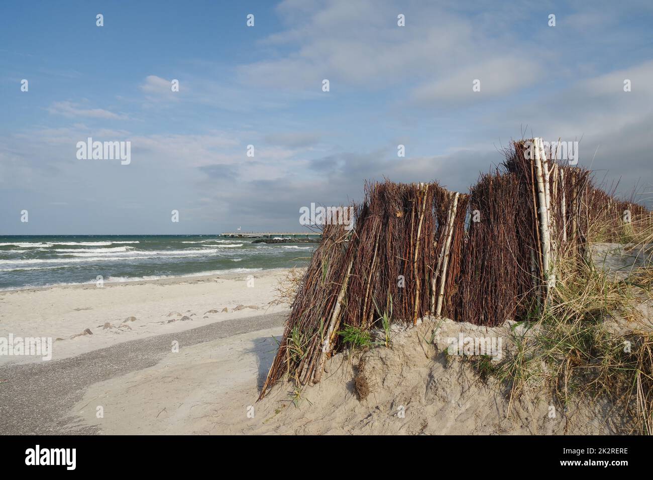 Dunes, plage, mer Baltique et pont de mer, Schönberger Strand, Schönberg, Schleswig-Holstein, Allemagne du Nord Banque D'Images