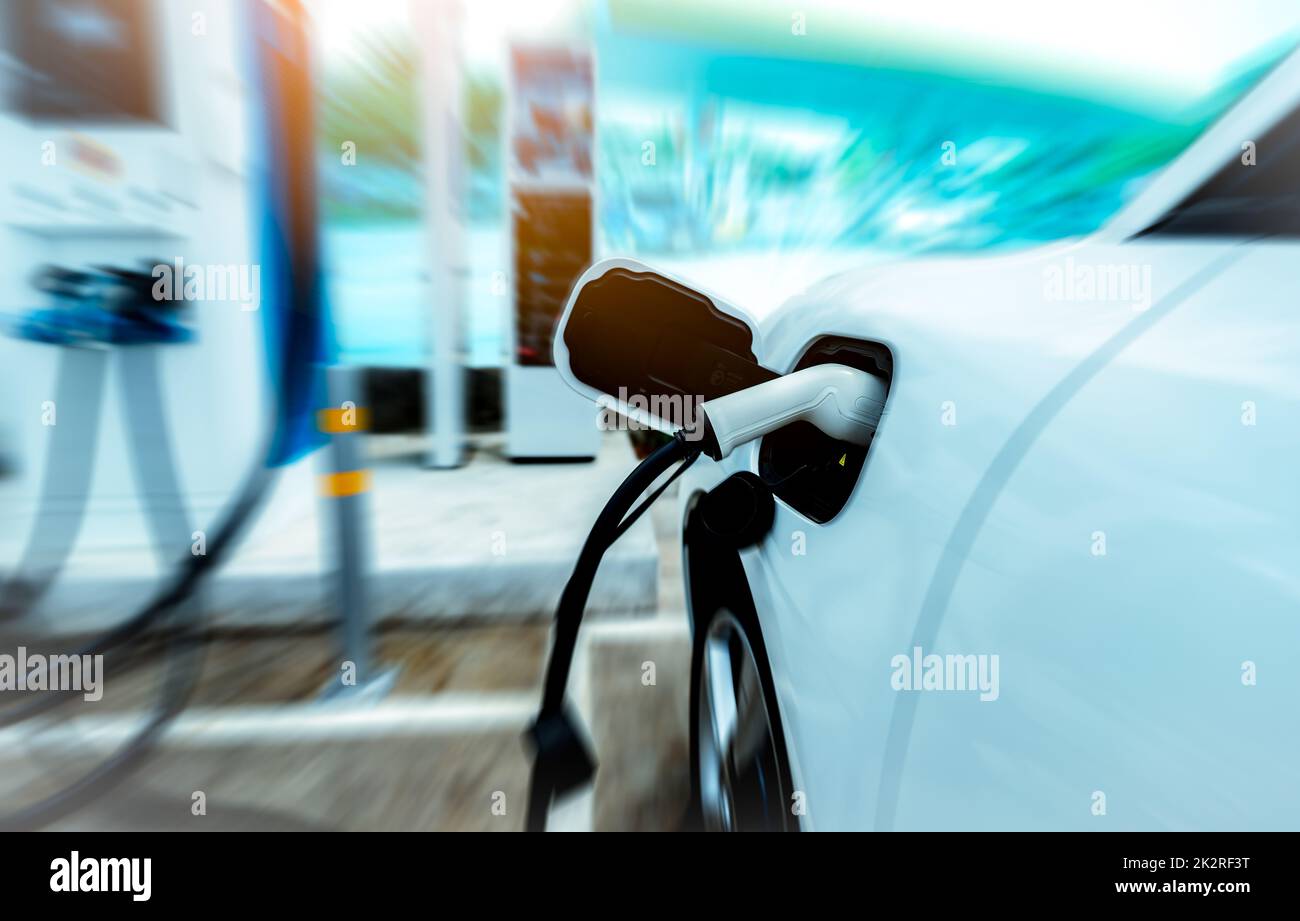 Recharge de voiture électrique à la station de charge de voiture électrique extérieure. Point de charge de la voiture électrique. Concept de charge rapide de véhicule électrique. Station de charge rapide c.c. Concept de charge rapide. Énergie durable. Énergie verte. Banque D'Images