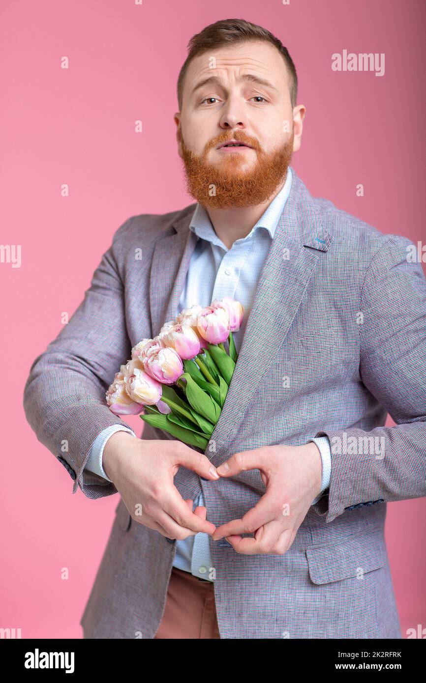 Handsome man holding bouquet de tulipes Banque D'Images