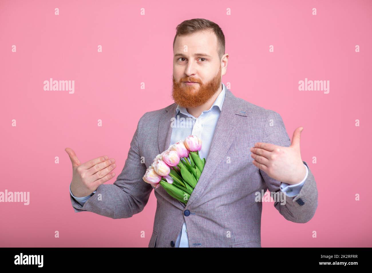 Handsome man holding bouquet de tulipes Banque D'Images