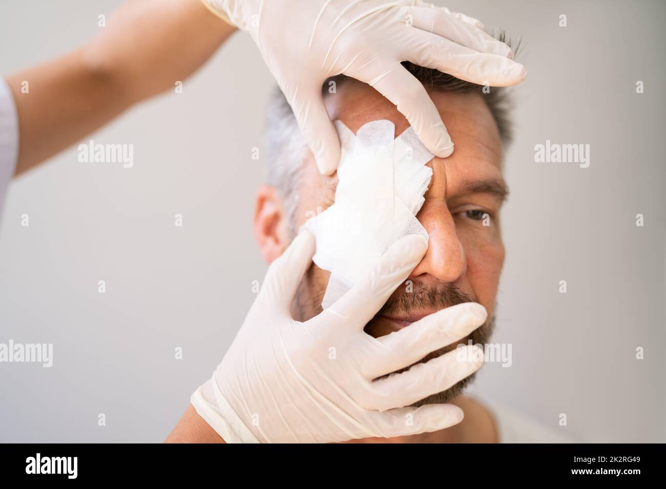 Soins de premiers soins pour les yeux par médecin. Plat de médecine Banque D'Images