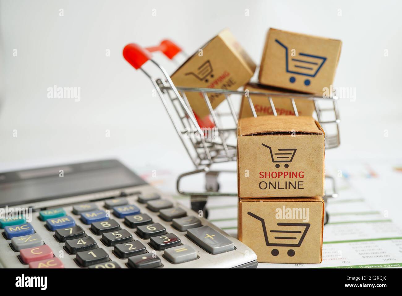 Achat en ligne, panier sur calculatrice, import export, finance commerce. Banque D'Images