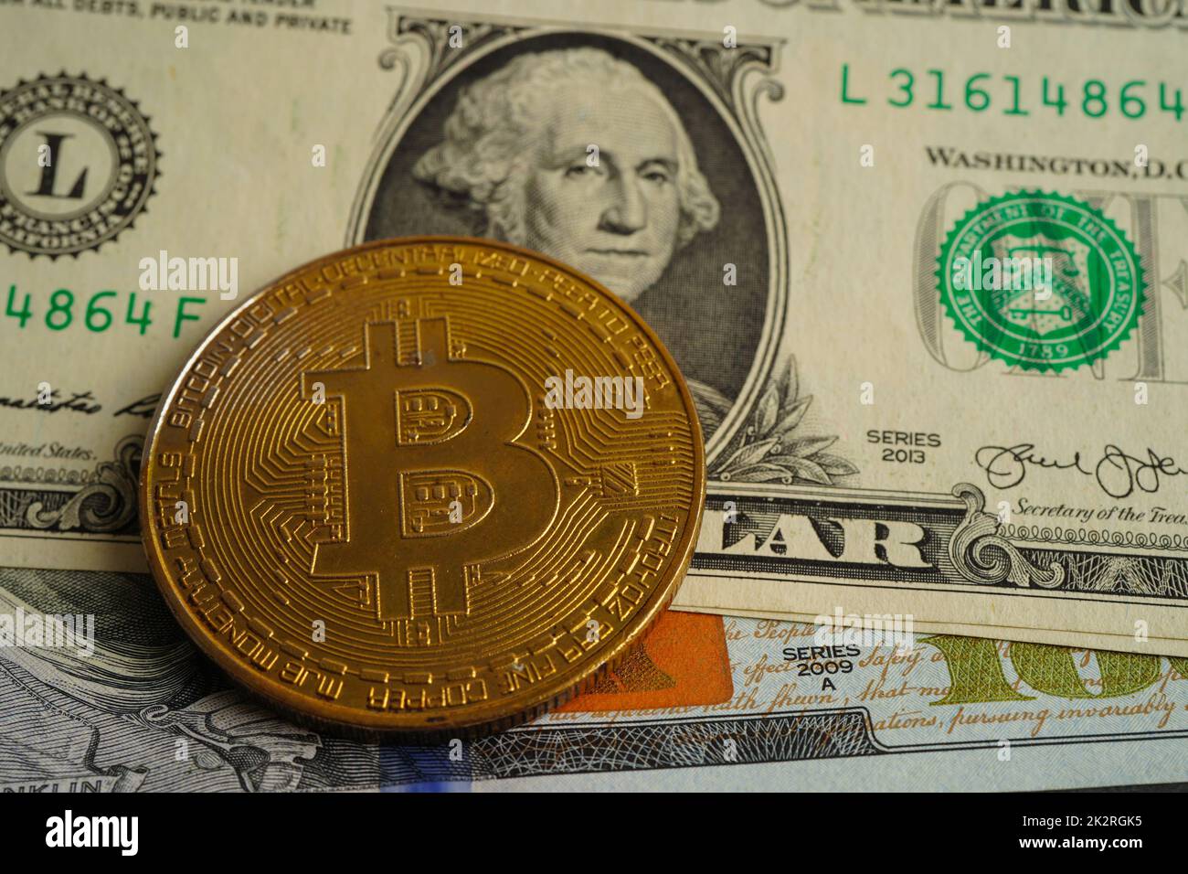 Bitcoin d'or sur les billets en dollars américains argent pour les affaires et le commerce, monnaie numérique, crypto-monnaie virtuelle, technologie blockchain. Banque D'Images