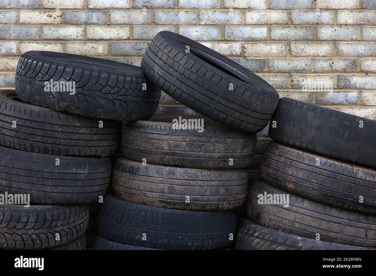 le matériau de recyclage des pneus en caoutchouc des roues de voiture permet de mettre au rebut les déchets automobiles Banque D'Images