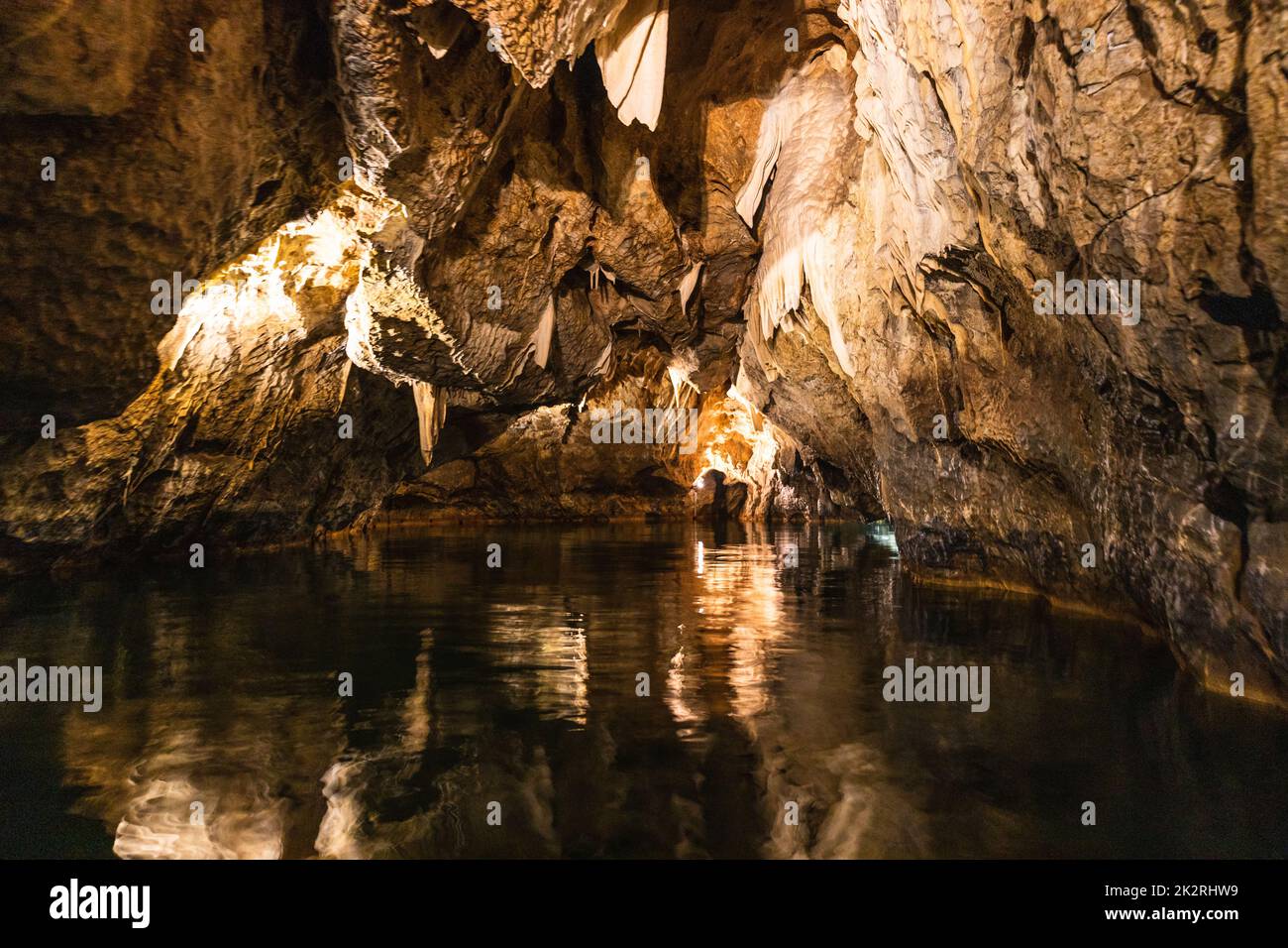 Grotte avec stalactites et stalagmites. La formation géologique des grottes de Punkva Banque D'Images