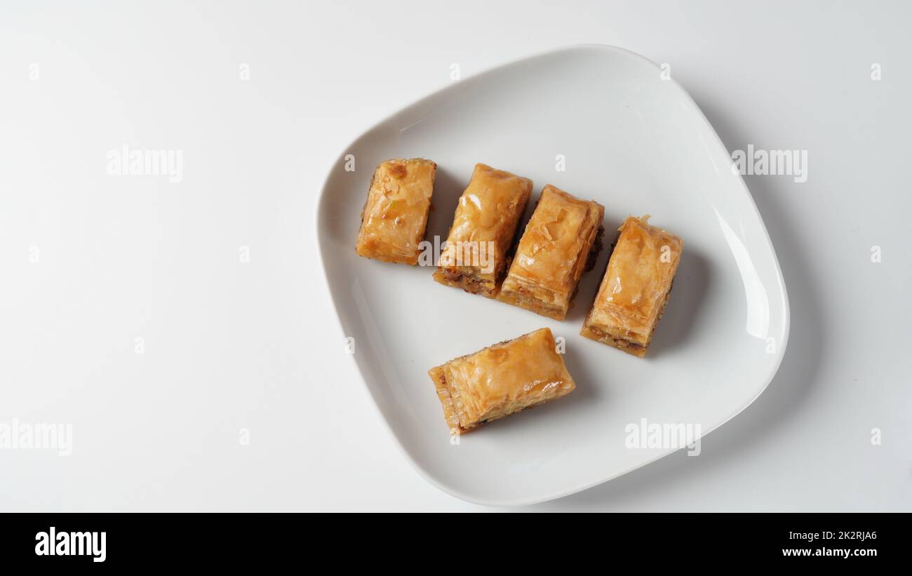 Baklava un dessert de pâtisserie en couches fait de pâte filo, rempli de noix hachées, et sucré avec du sirop ou du miel. Banque D'Images