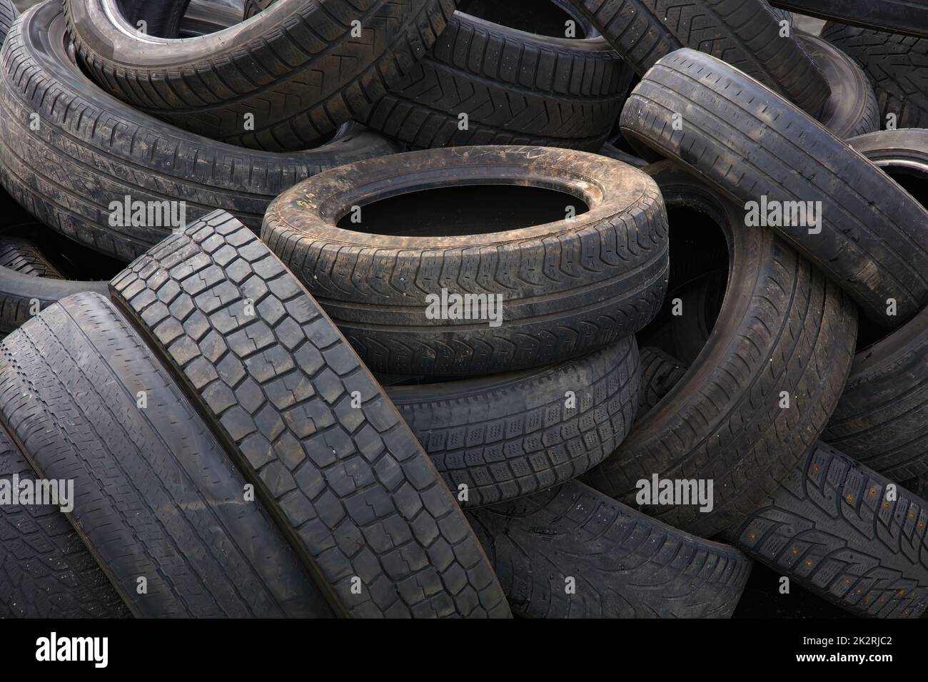 tas de pneus pour le recyclage des roues de rebut de caoutchouc déchets d'automobiles de chantier Banque D'Images