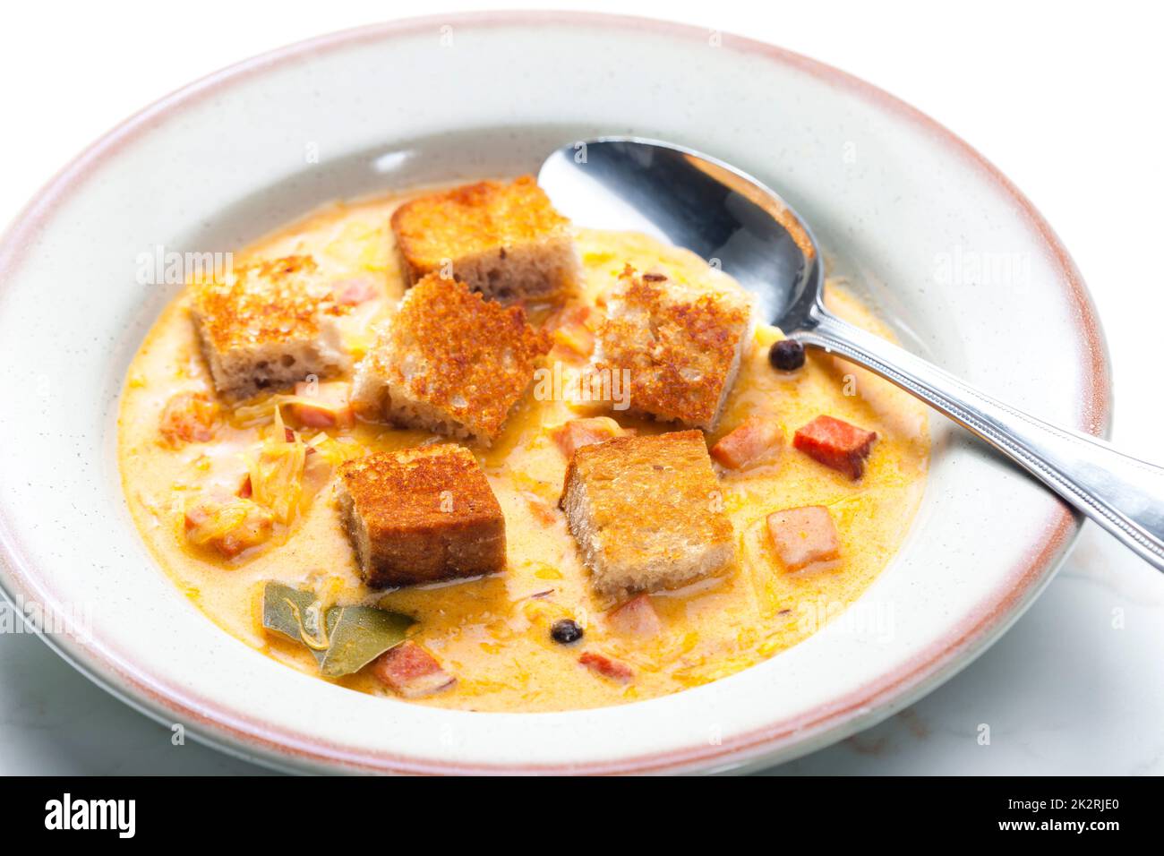 soupe de chou avec de la viande fumée et du pain grillé Banque D'Images