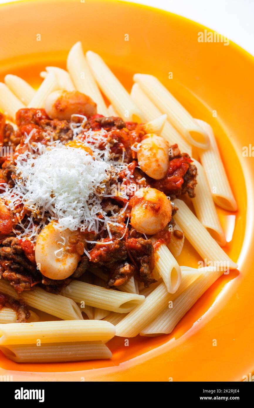 pâtes penne avec viande de bœuf hachée et haricots blancs Banque D'Images