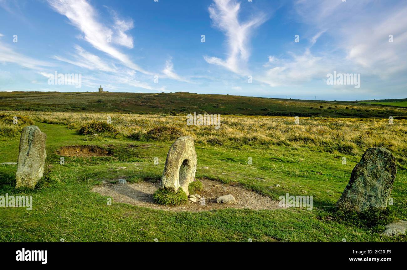 Men-an-Tol connu sous le nom de Men an Toll ou Crick Stone - petite formation de pierres debout à Cornwall, Royaume-Uni Banque D'Images