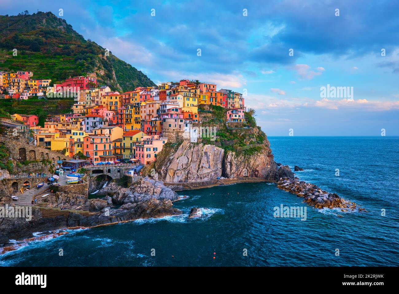 Manarola village sur le coucher du soleil, Cinque Terre, ligurie, italie Banque D'Images