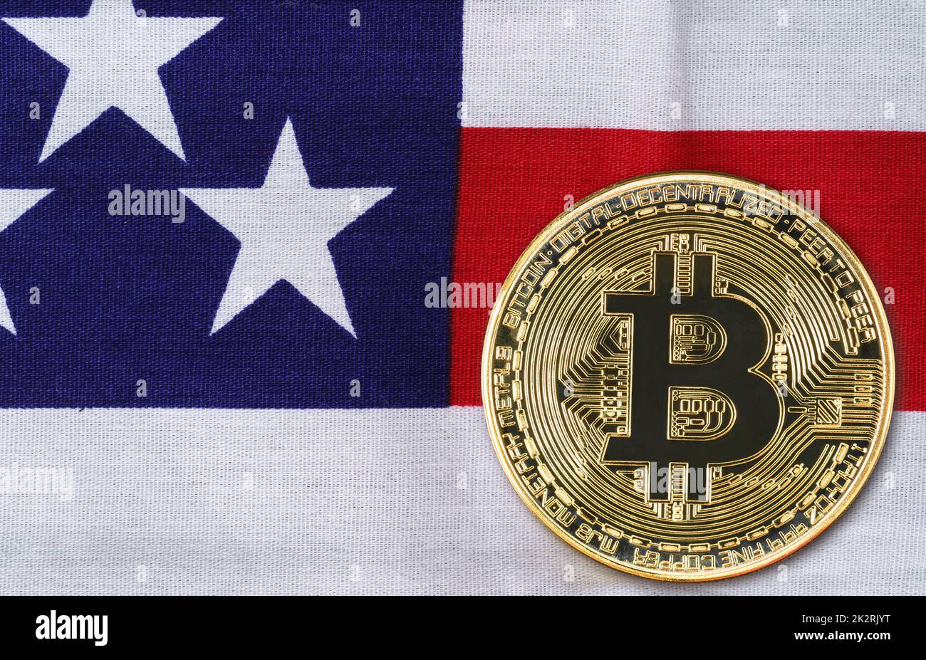 Gros plan sur la pièce de monnaie en bitcoin d'or sur le drapeau des états-unis Banque D'Images