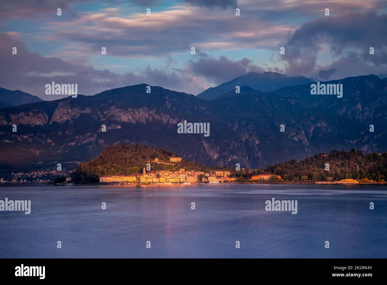 Montagnes et horizon du Bellagio, vue depuis le lac de Côme au coucher du soleil, dans le nord de l'Italie Banque D'Images