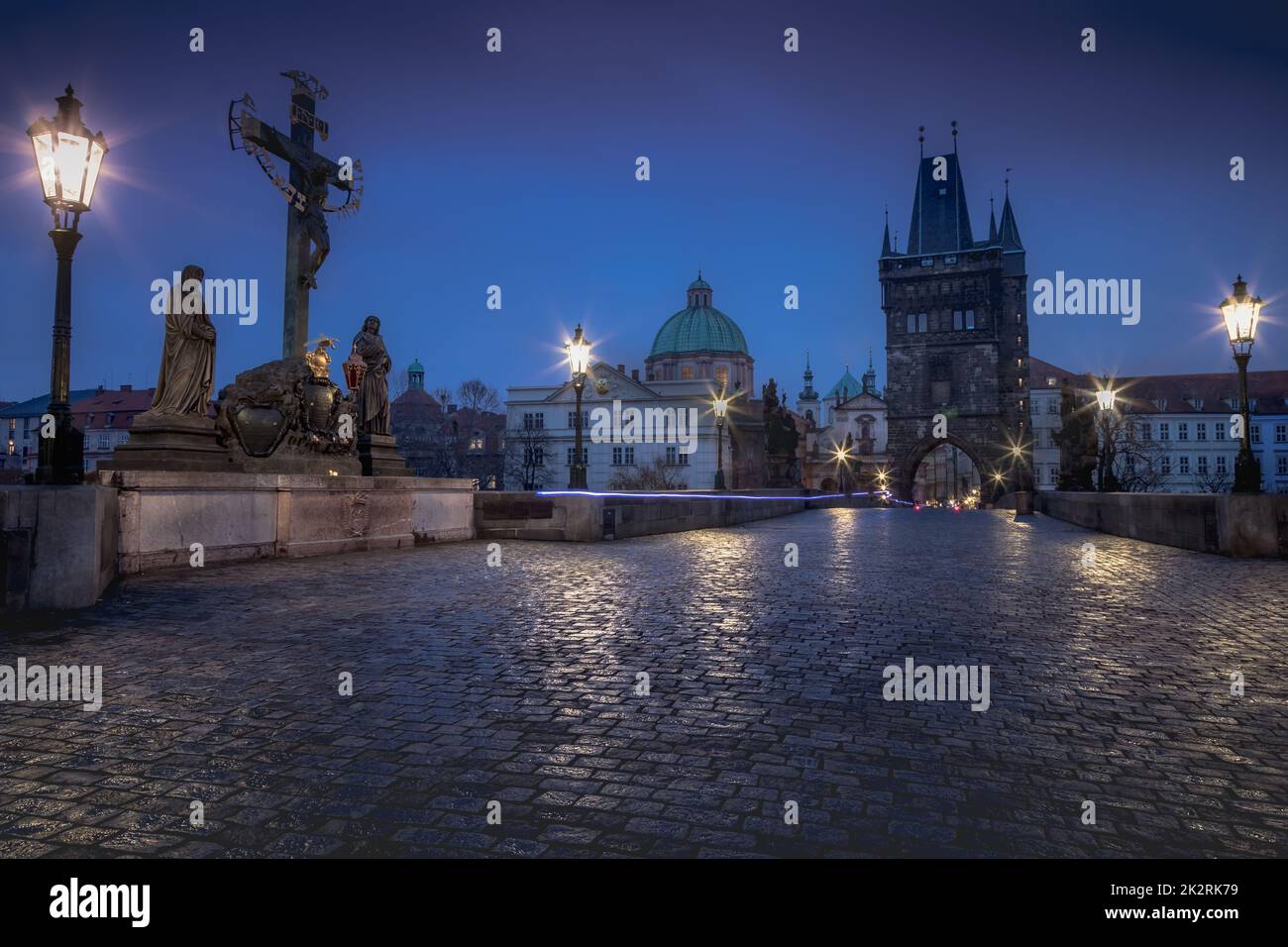 Pont Charles illuminé la nuit, Prague médiévale, République Tchèque Banque D'Images