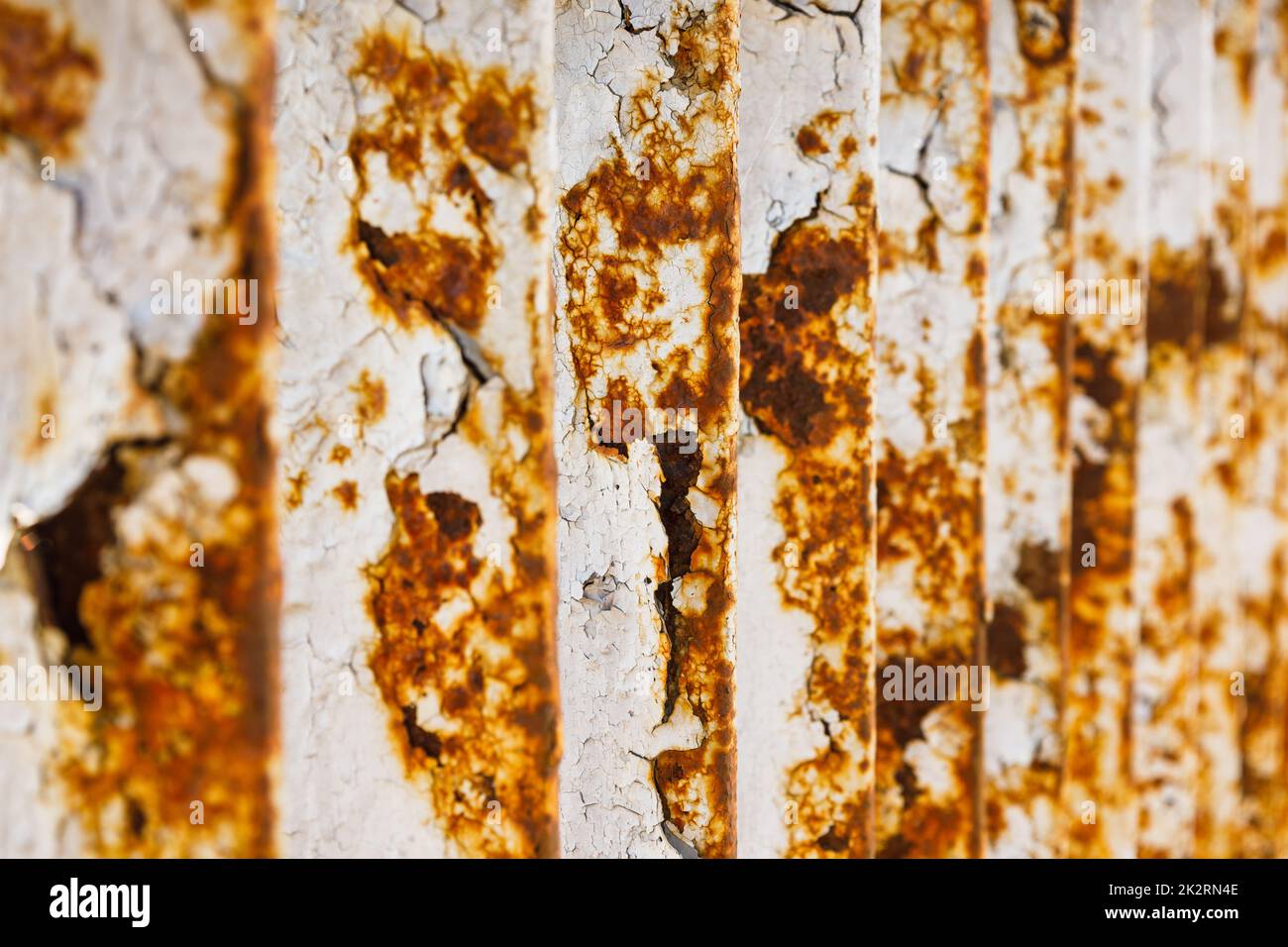 Arrière-plan de texture de la rampe de pont rouillée avec peinture blanche fissurée Banque D'Images