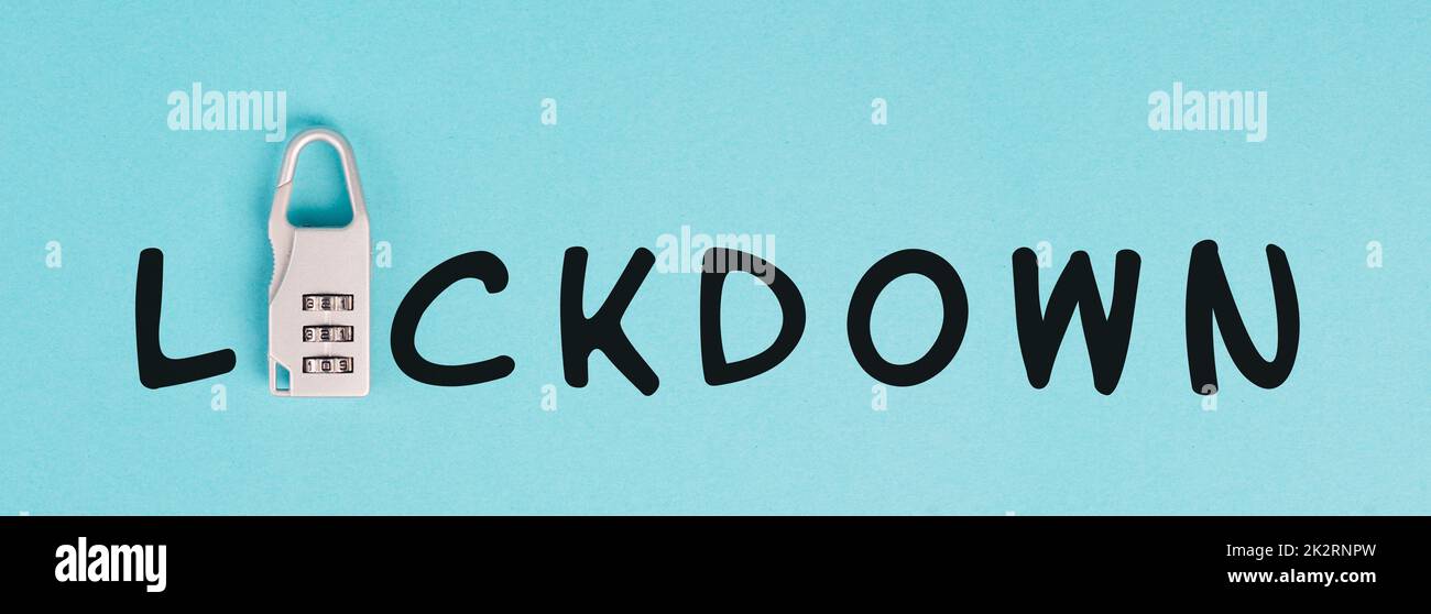 Le mot LockDown est inscrit sur un livre bleu, Covid-19 et la réglementation de la pandémie de monkeypox, enfermer les gens Banque D'Images