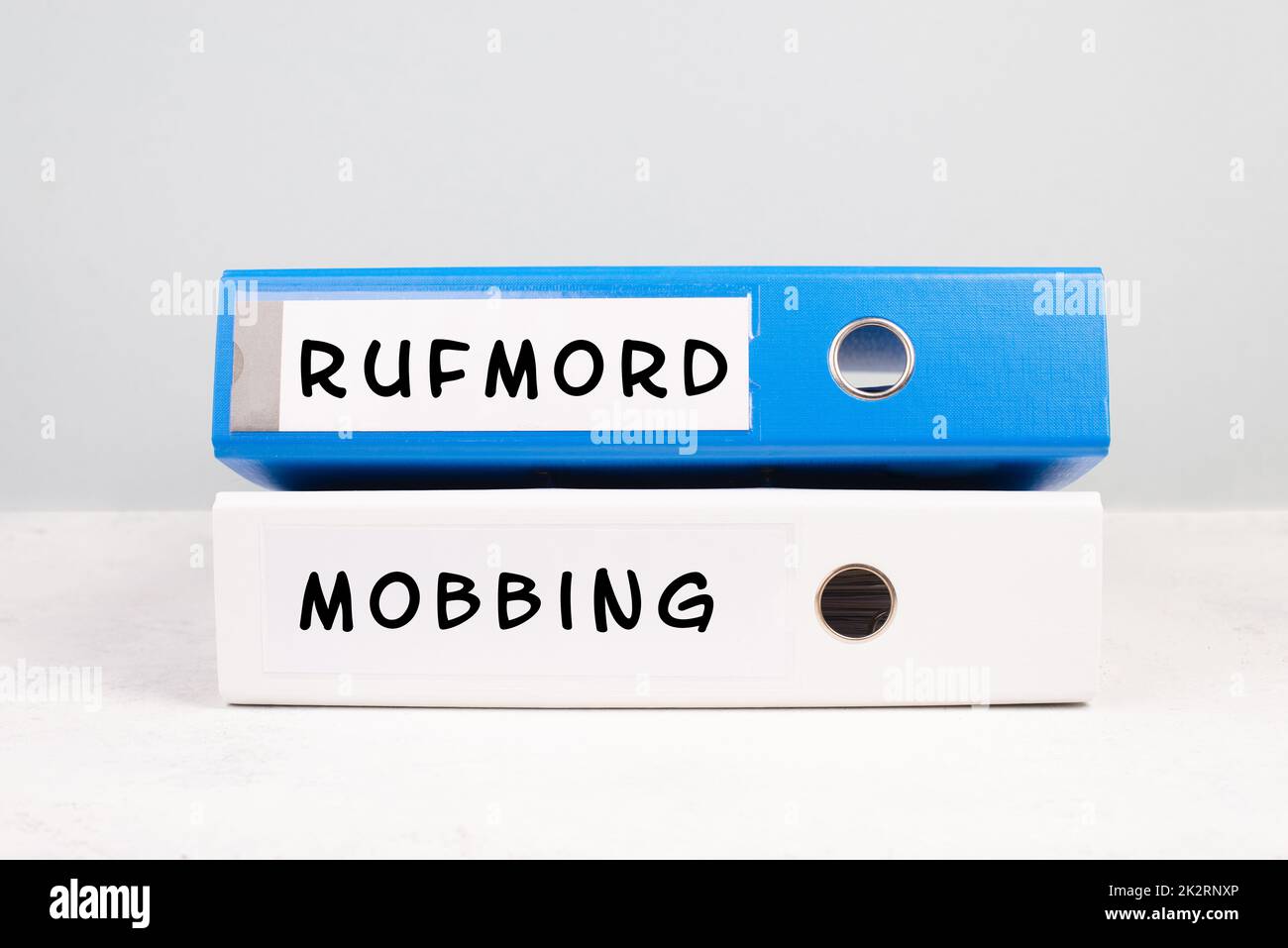 Les mots « mobbing » et « Character assassinat » sont en allemand sur un dossier, annuler la culture, l'intimidation sociale, la liberté d'expression Banque D'Images